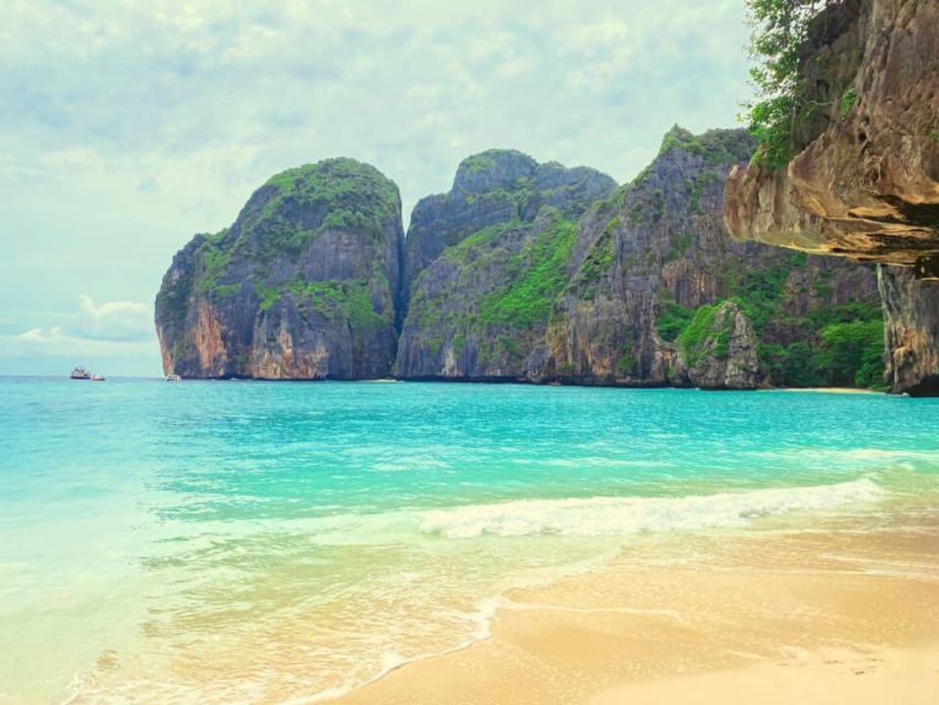 Ko Lanta: Phi Phi Day Trip by Speed Boat - Maya Bay gives you the famous view