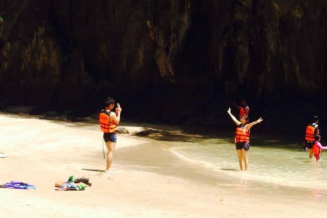 Koh Lanta: 4 Islands Tour by Speedboat with Snorkeling - The speedboat and group experience