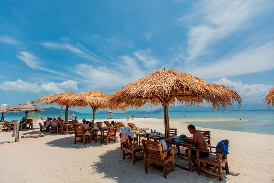 Koh Samui: Pig Island & Koh Tan Speedboat Tour with Lunch - Koh Tan: 45 minutes for snorkeling and sea views