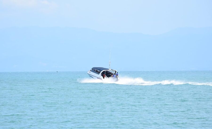 Koh Samui: Speedboat Adventure to Angthong's Hidden Gems - Wua Ta Lap combines beach time and lunch