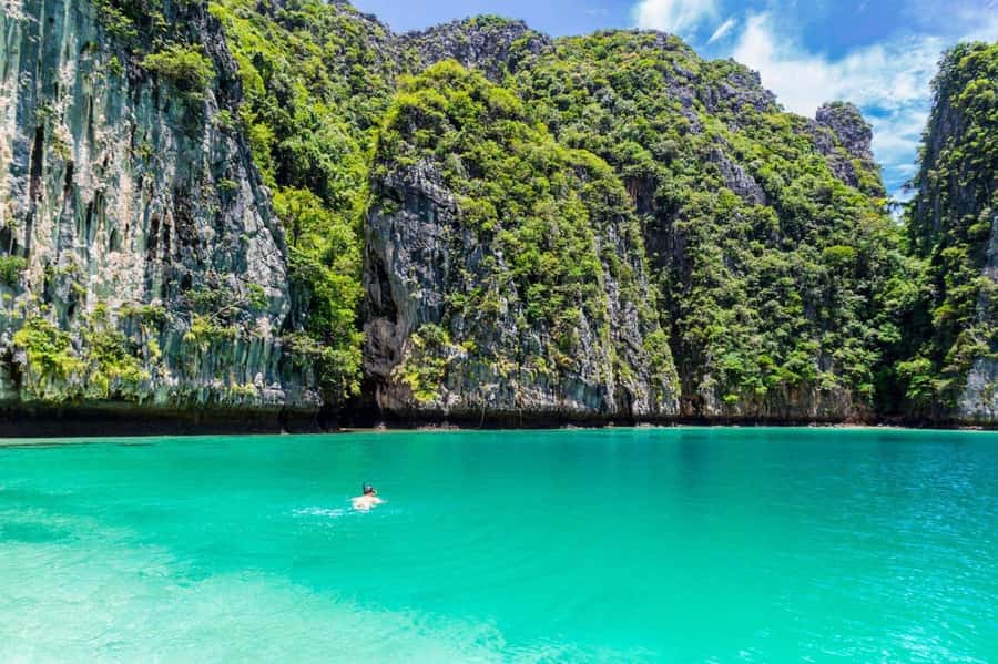 Krabi: Early Bird Phi Phi, Maya & 4 Islands Speedboat Tour - Phi Phi’s southern bays and the Maya Bay visit