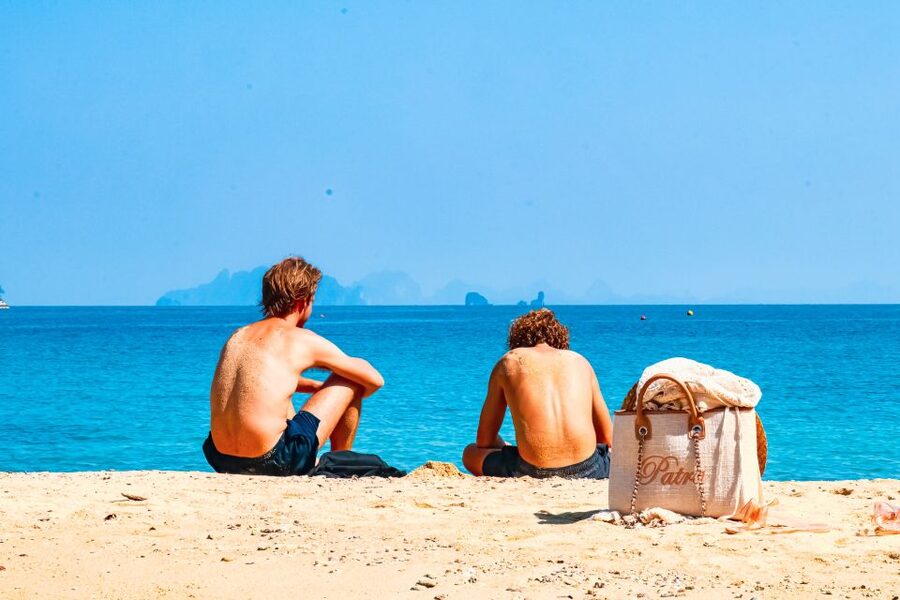 Krabi: Hong Island Day Trip by Speedboat with Thai Lunch - Hong Lagoon and its limestone walls