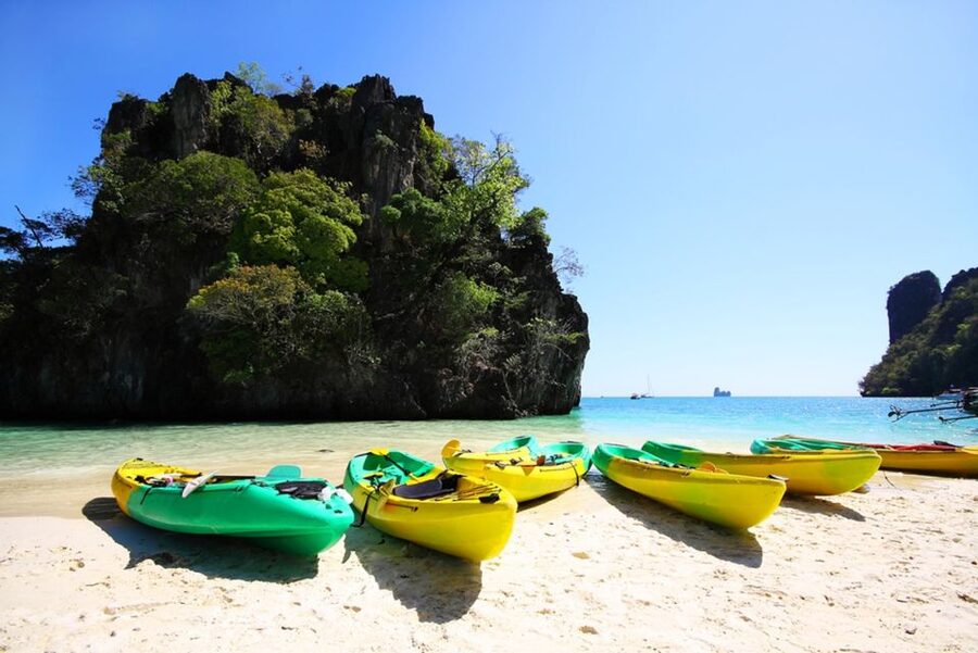 Krabi: Hong Islands Day Trip by Speedboat with Lunch - How the guides shape the experience