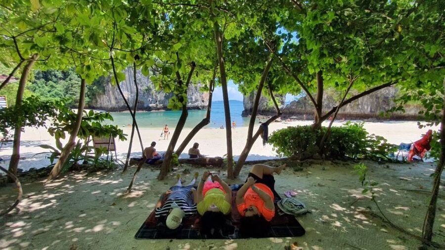 Krabi: Hong Islands Day Trip by Speedboat with Lunch - The 360-degree viewpoint and its steep reward