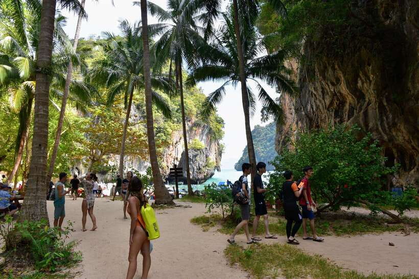 Krabi: Hong & Paradise Island Odyssey by Speedboat - Lunch on the beach is simple and useful