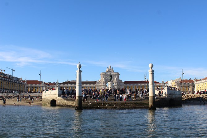 Lisbon Sunset Speedboat Tour - Alfama and Praça do Comércio from the river