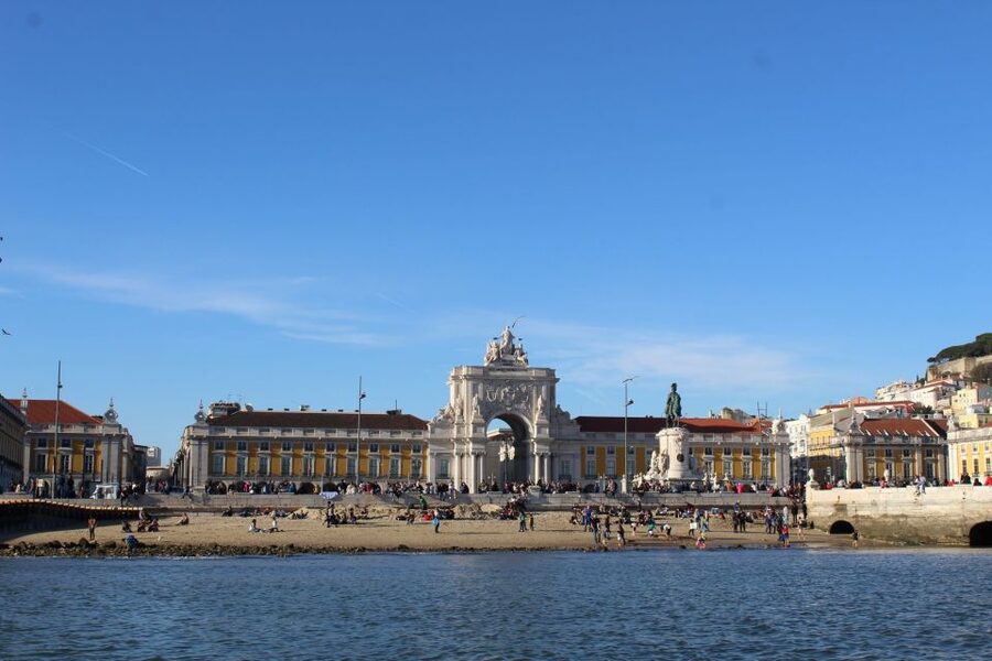 Lisbon: Sunset SpeedBoat Tour - The sunset pause and a cup of Moscatel
