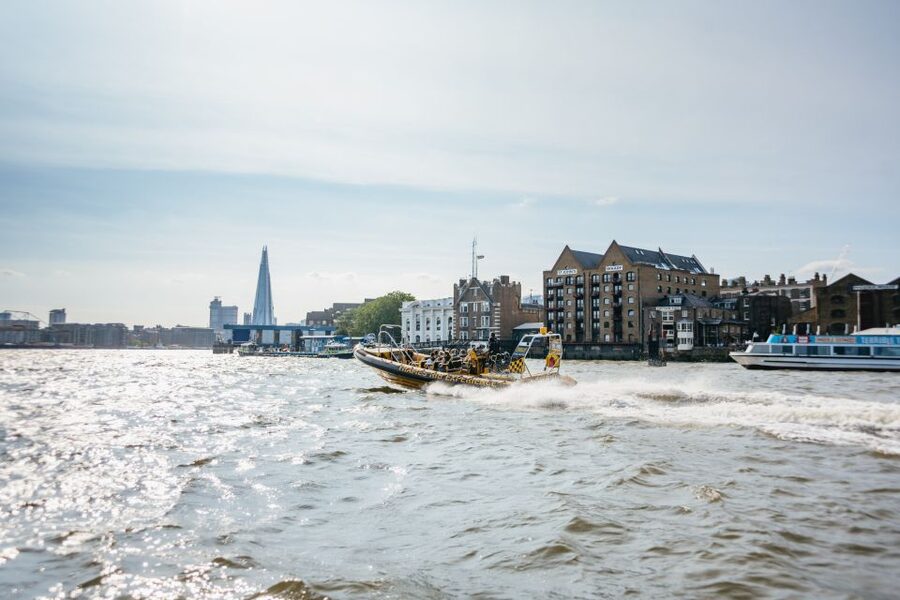 London: 45-Minute Speedboat Sightseeing Tour - From Westminster landmarks to a James Bond speed run