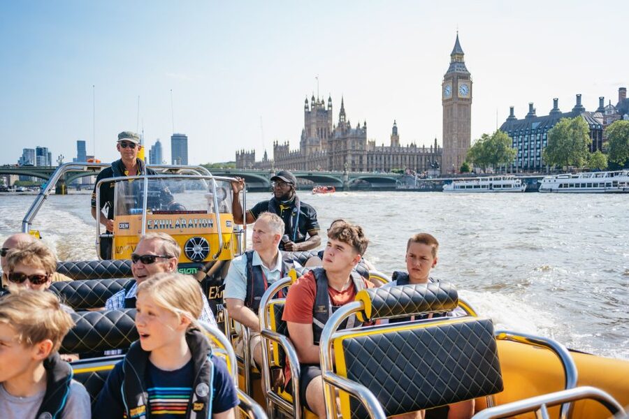 London: 45-Minute Speedboat Sightseeing Tour - Tower of London and Tower Bridge mark the turning point
