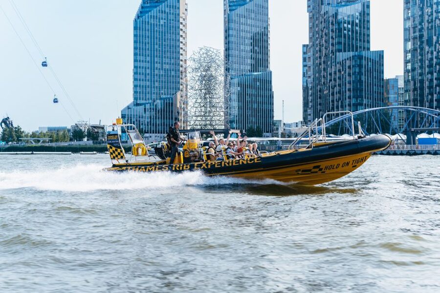 London: 45-Minute Speedboat Sightseeing Tour - Twenty minutes of speed toward Canary Wharf