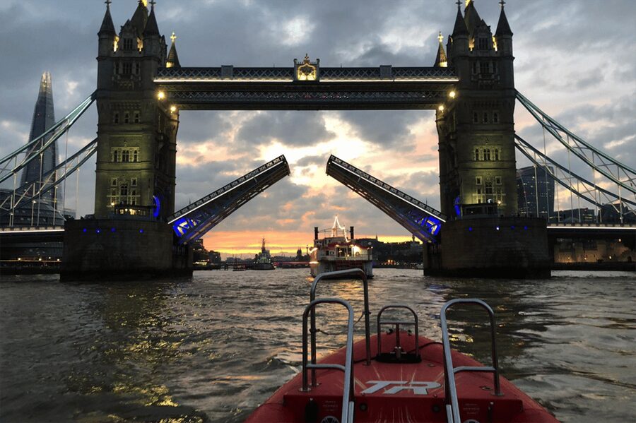 London: River Thames Sunset Speedboat Experience with Drink - Key points to know before booking