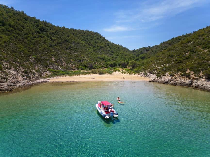 Magnific blue lagoon,speed boat towels included - What this Split boat trip is really about