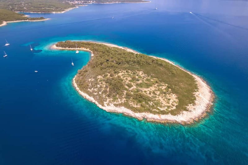 Makarska: 3-island Speedboat Cave & Blue Lagoon Tour - An hour in Jelsa, Hvar
