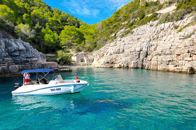 Makarska: 3-Island Speedboat Tour with Cave and Blue Lagoon - Skipper service and the human side of the trip