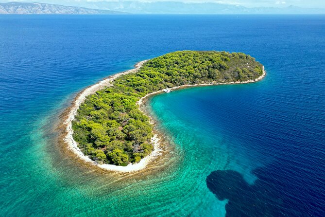 Makarska: 3-Island Speedboat Tour with Cave and Blue Lagoon - Cliff jumping and clear water at Mala Stiniva