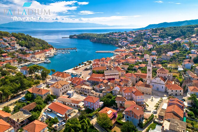 Makarska: 3 Island Speedboat Tour with Little Blue Cave & Lagoon - Jelsa: an hour for coffee and a change of pace
