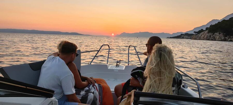 Makarska: Speedboat Sunset Tour to hidden bay on island Brač - Leaving Makarska with the Riviera behind you
