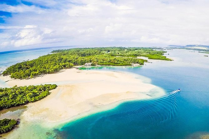 Marvelous Ile aux Cerf island: Speed Boat, Parasailing, Lunch & GRSE waterfall - Parasailing above the east-coast lagoon
