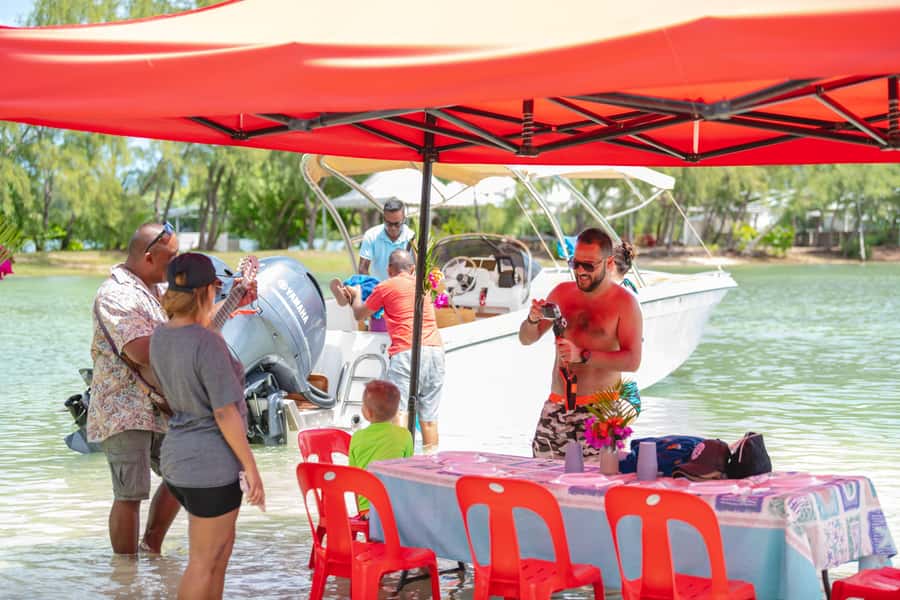 Mauritius: Speedboat Ile aux Cerfs, GRSE Waterfall, BBQ, Bar - The run toward Grand River South East