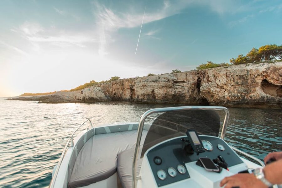 Medulin: Morning on Speedboat with Cave & Island Snorkeling - Cruising Around Porer Lighthouse