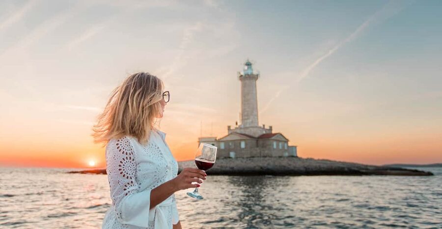 Medulin: Sunset on Speedboat with Lighthouse and Wine - The small-group setting and guide