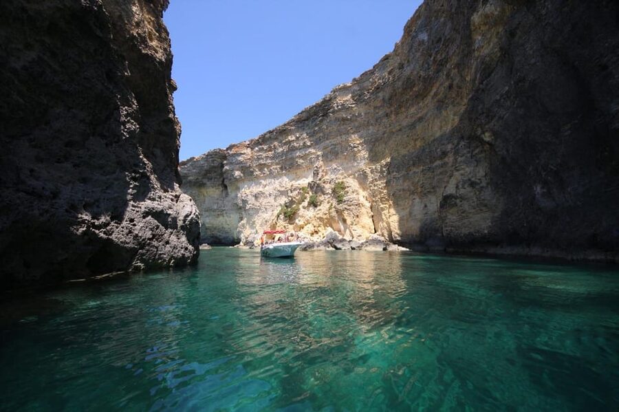 Mellieha: 3:00pm Speedboat round Comino Caves 2h Blue Lagoon - Crystal Lagoon on the return route