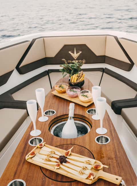 ❖ Milos: Private Speedboat Tour—Kleftiko Sarakiniko Poliegos - Key points at a glance