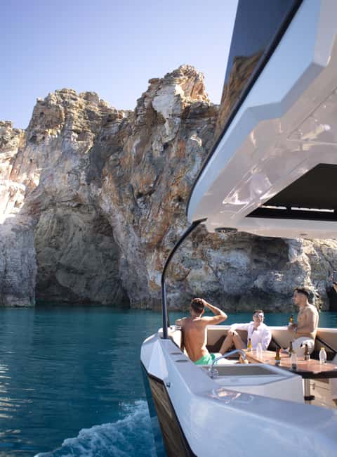❖ Milos: Private Speedboat Tour—Kleftiko Sarakiniko Poliegos - Timing, pickup, and weather planning