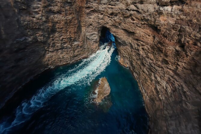 Nā Pali Coast Zodiac Raft Sea Caves Expedition on Kauai - Snacks, drinks, and the small details