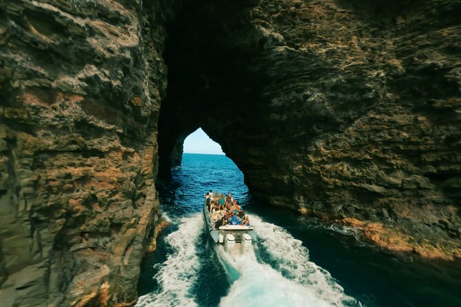 Nā Pali Coast Zodiac Raft Sea Caves Expedition on Kauai - The first minutes on the 30-foot raft
