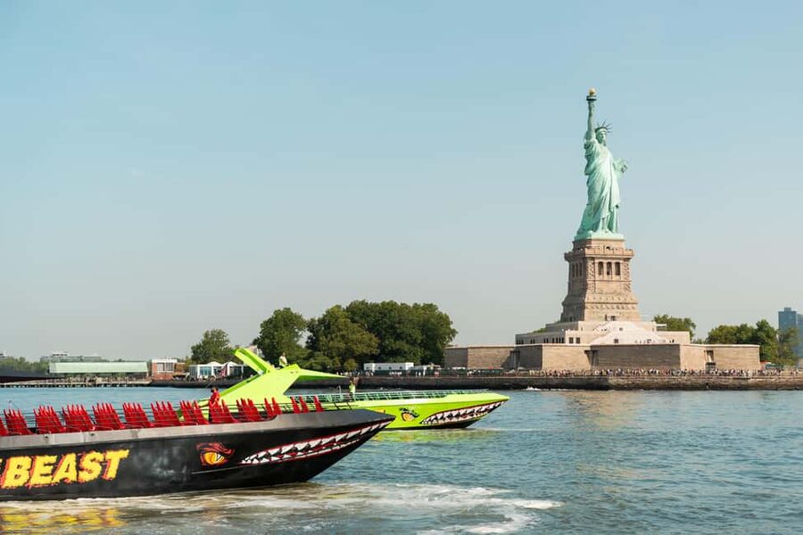 NYC: Circle Line "The Beast" Midtown/Downtown Speedboat Ride - Racing past One World Trade Center