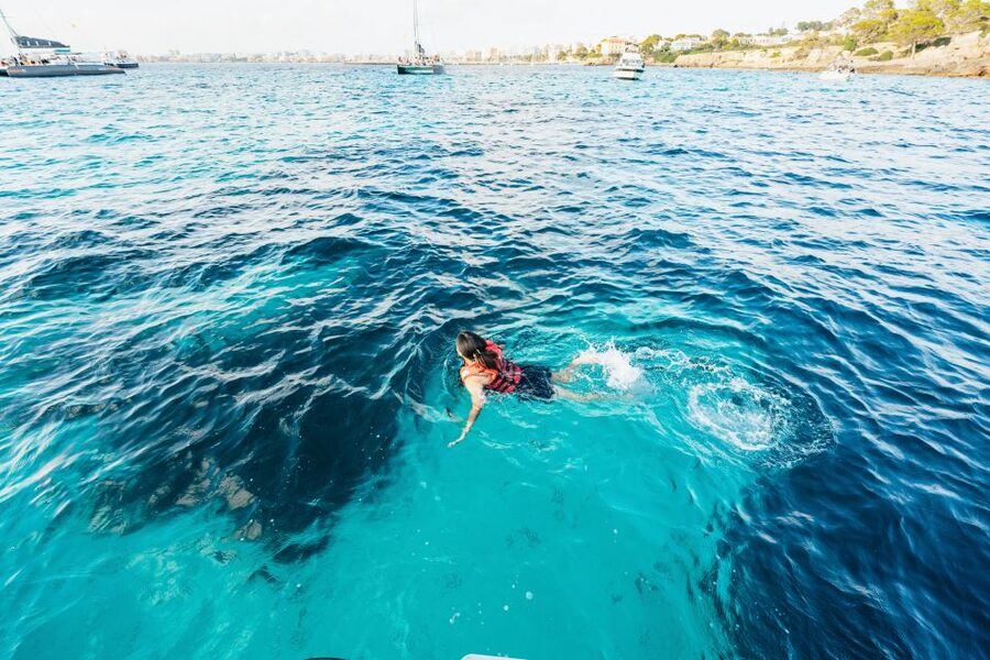 Palma Bay: 1-Hour Speedboat Adventure - The swim stop near the rocks