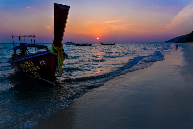 Phi Phi Early Bird Premium Tour by Speed Boat with Lunch - Breakfast before the islands wake up