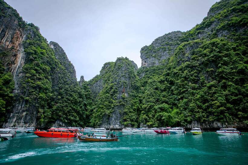 Phi Phi: Early Morning Speed Boat to Maya Bay - Loh Samah Bay and the floating pier