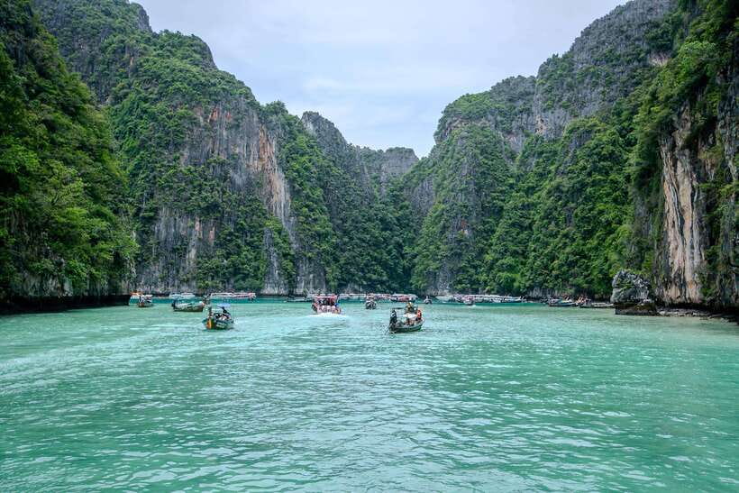Phi Phi : Half Day By Speed Boat 4 hours Phi Phi Lay - Morning or afternoon: choose your finish