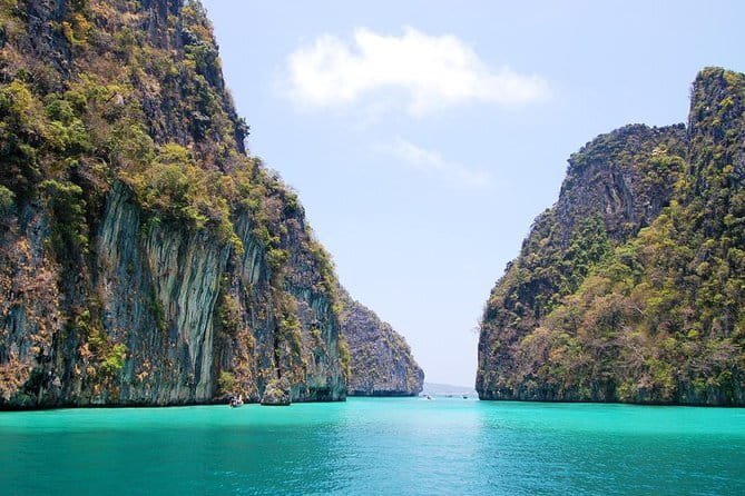 Phi Phi Islands Exclusive Tour by Speedboat from Koh Yao Yai - Speedboat size and the feel of the day