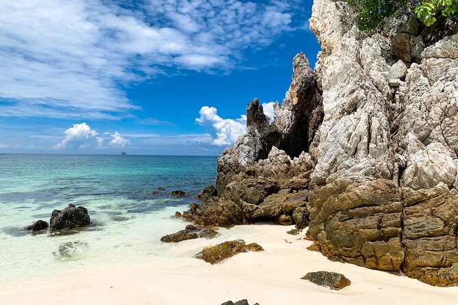 Phi Phi Islands & Maya Bay: Premium Service & All-Day Food - Pileh Bay and Loh Samah Bay