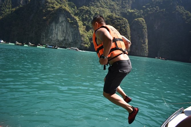 Phi Phi Islands Speedboat Full-Day Tour from Phuket+ Buffet Lunch - Hotel pickup makes the early start easier