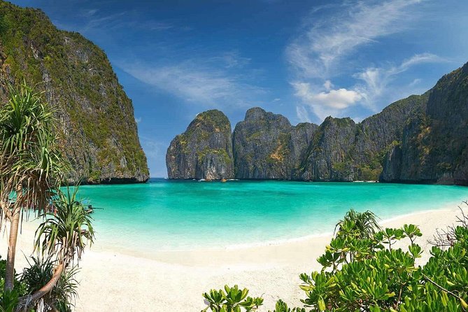 Phi Phi Khai Maiton Speed Boat - The Phi Phi route packs in the famous views