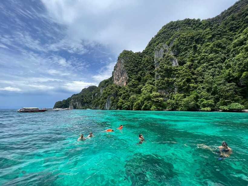 Phuket: KHAI ISLANDS TOUR with LUXURY SPEEDBOAT - What the boat and crew add