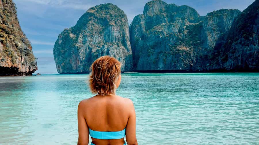 Phuket: Phi Phi Island Sunrise Group Speedboat Tour - Lunch at the Soho Pool Club