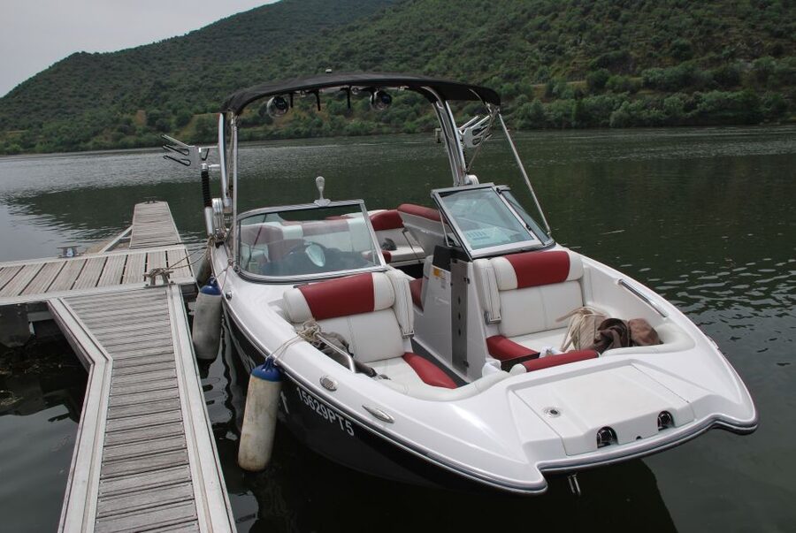 Pinhão: River Douro Speedboat Tour with Water Sports - What beginners can expect from the instruction