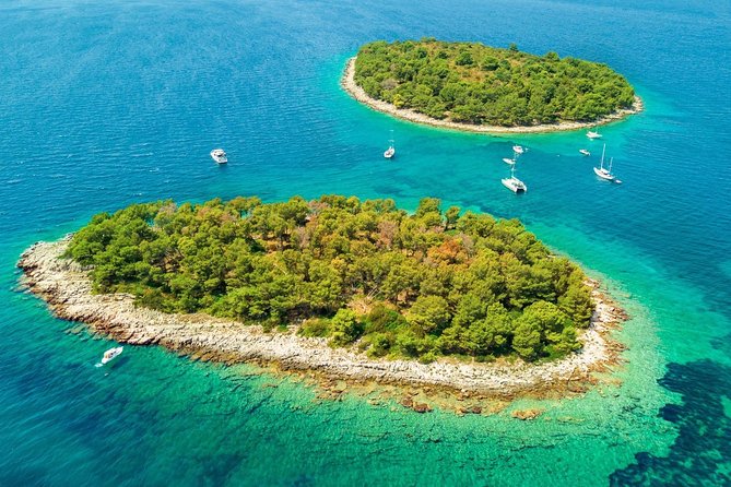 Private 3 islands Tour With Speed boat to Blue Lagoon and Solta from Split or Trogir - Drvenik Mali and the photo stop at Čelica Lighthouse