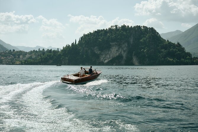 Private Lake Como Wooden Speedboat Tour with Aperitif - Leaving Bellagio on the wooden boat Darrah