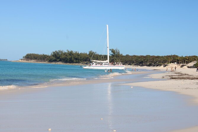 Private speed boat beach and bar hopping visiting Rose island - Beach bars, island music, and the floating bar