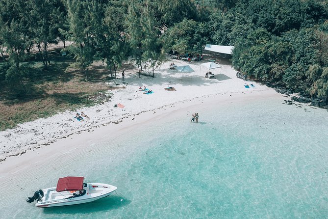 Private speed boat to ile aux cerfs - Speeding toward Ile aux Cerfs