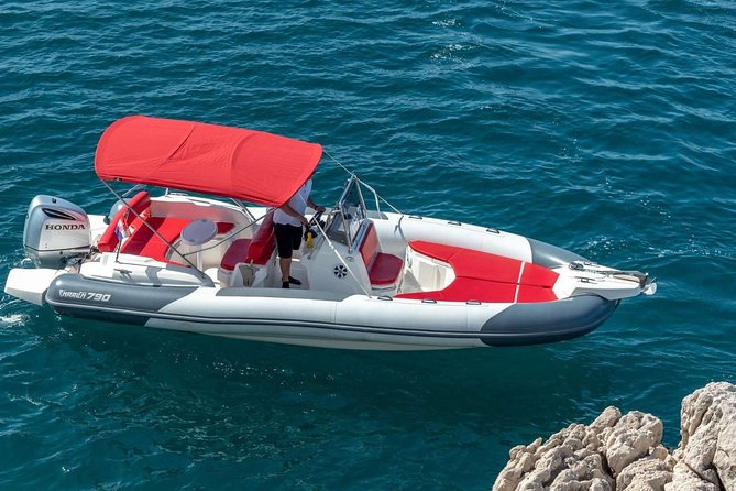 Private speedboat tour to Blue cave, Vis and Hvar - The Green Cave brings the boat inside