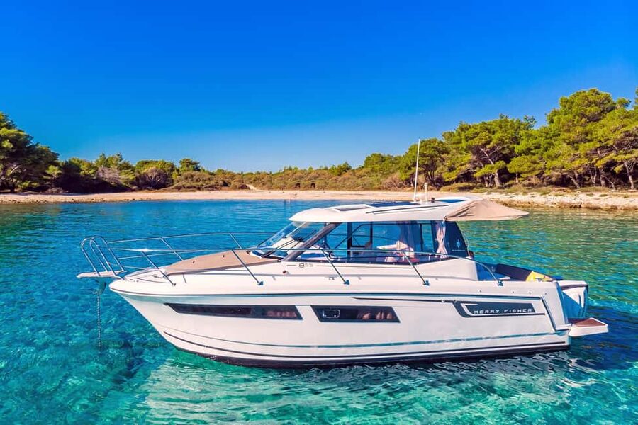 Private speedboat tours Sea Symphony - The boat, guides, and group experience