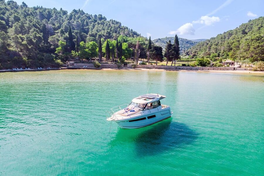 Private speedboat tours Sea Symphony - Jelsa and the choice of a town walk or wine