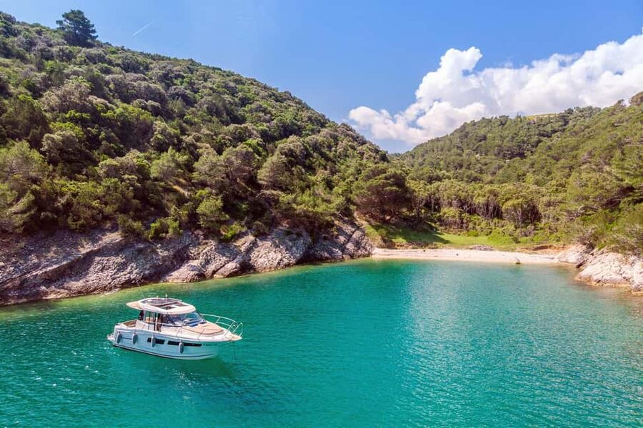 Private speedboat tours Sea Symphony - Pučišća: a calm start among white limestone
